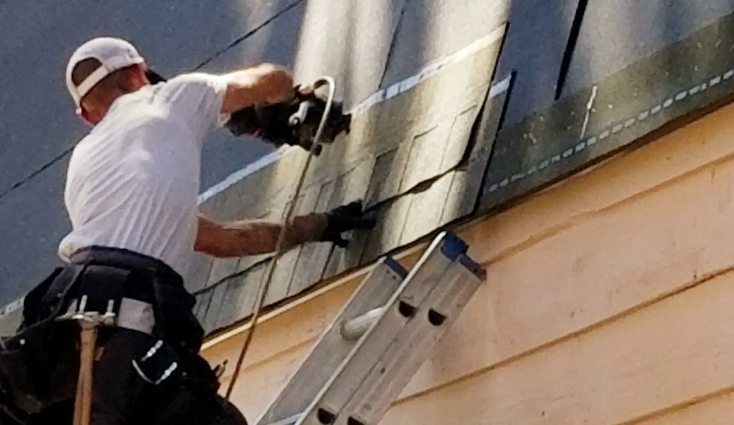 roof nailing worker