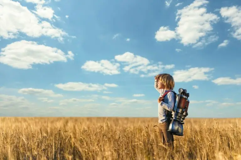 kid looking beyond