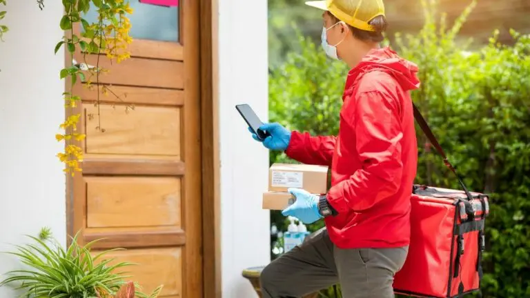 delivery man using business messaging